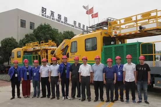 <b>中國智造！中國首臺小曲線半徑通過能力新能源軌道綜合作業(yè)車下線</b>